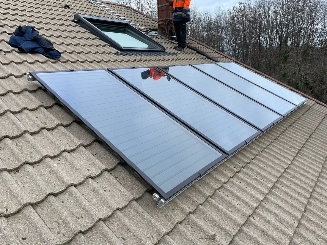Capteurs solaires thermiques posés en toiture.
