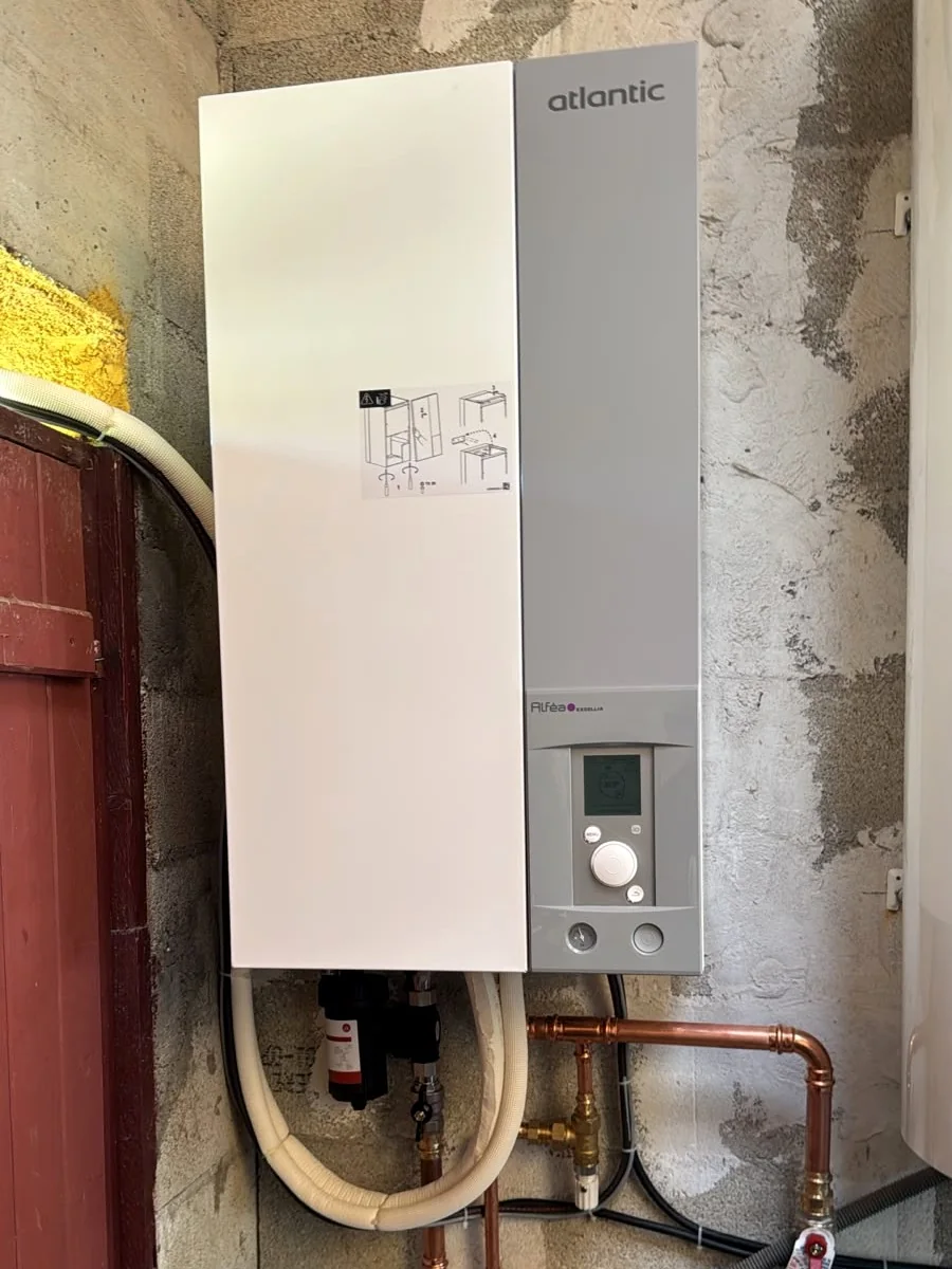Pompe à chaleur air/eau : Module intérieur Atlantic Alféa et raccordements cuivre.