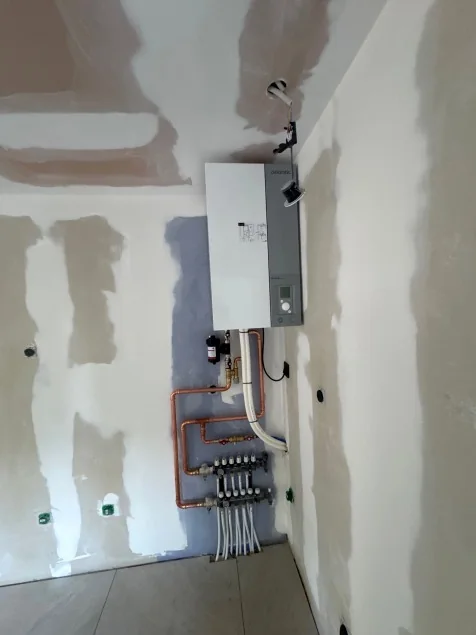 Pompe à chaleur air/eau : Module intérieur et collecteurs de plancher chauffant.