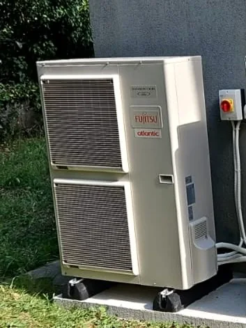 Pompe à chaleur air/eau : Unité extérieure sur dalle.