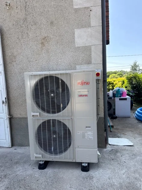 Pompe à chaleur air/eau : Unité extérieure double ventilateur.