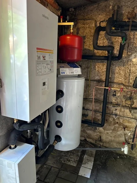Chauffage et eau chaude : Module intérieur et ballon d’eau chaude en cave.